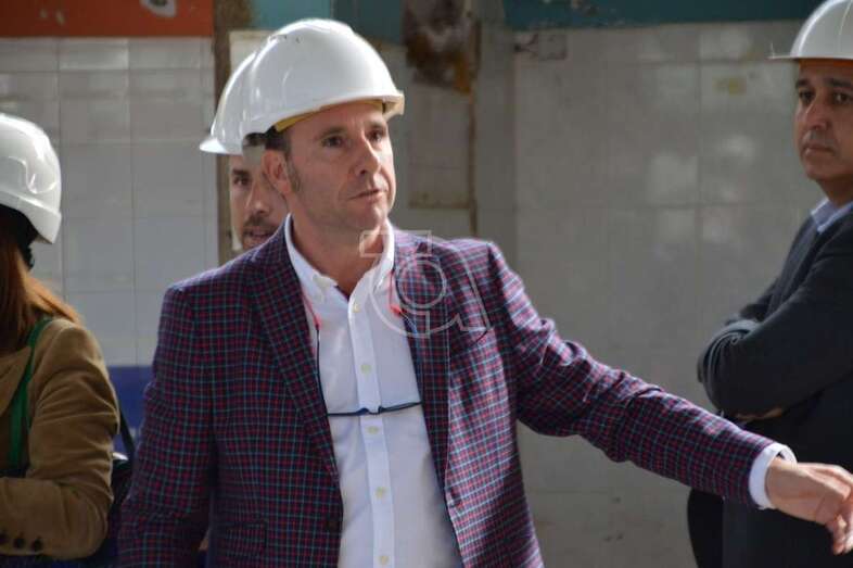 El concejal de Vias y Obras, Eloy Santana, durante una reciente visita a las obras de reforma del Mercado Municipal (Foto TA)